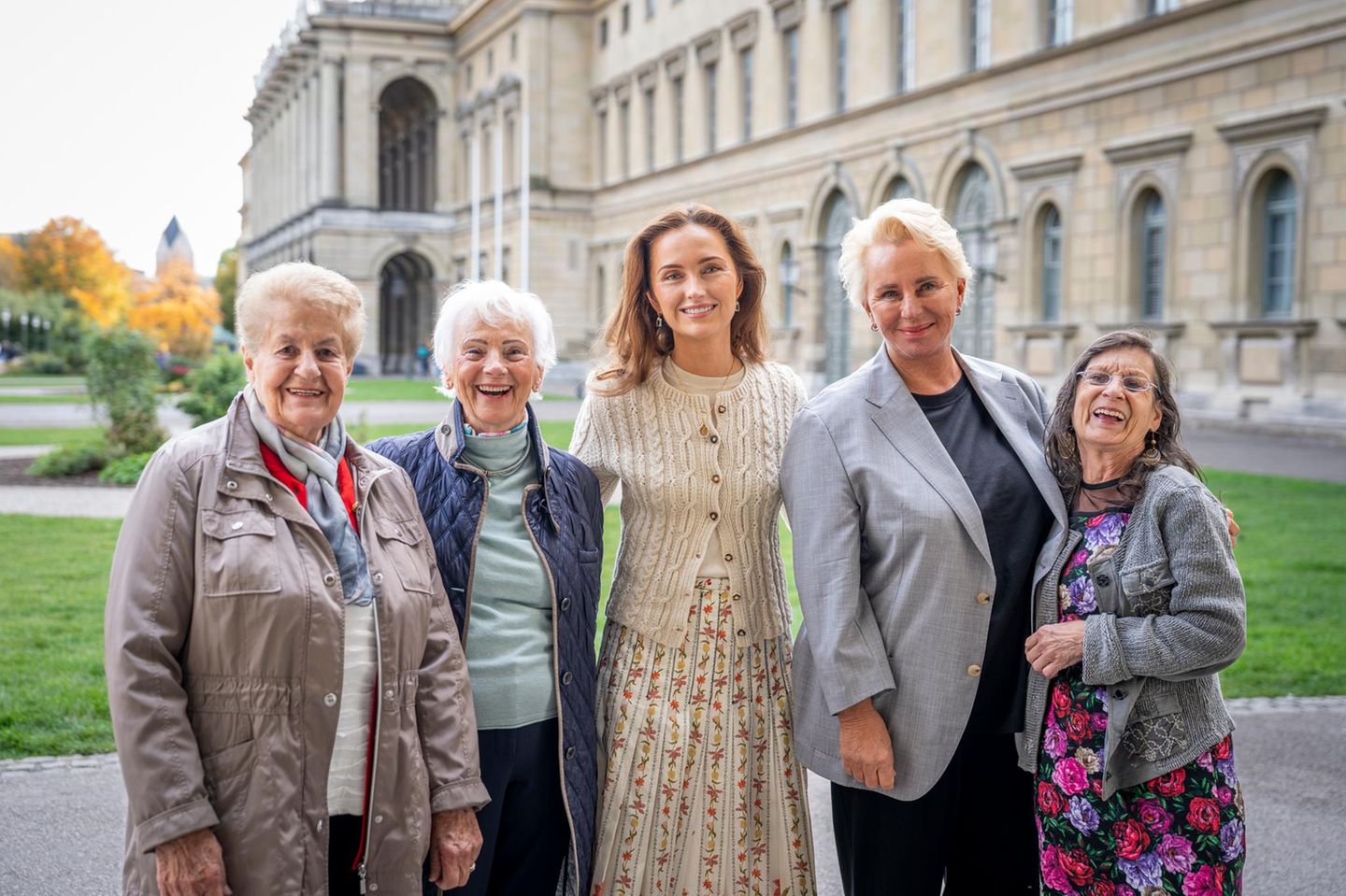 Prinzessin Sophie (Mitte) mit Lichtblick-Gründerin Lydia Staltner (2 v. re.) und bedürftigen Seniorinnen, die vom Verein finanziell unterstützt werden.