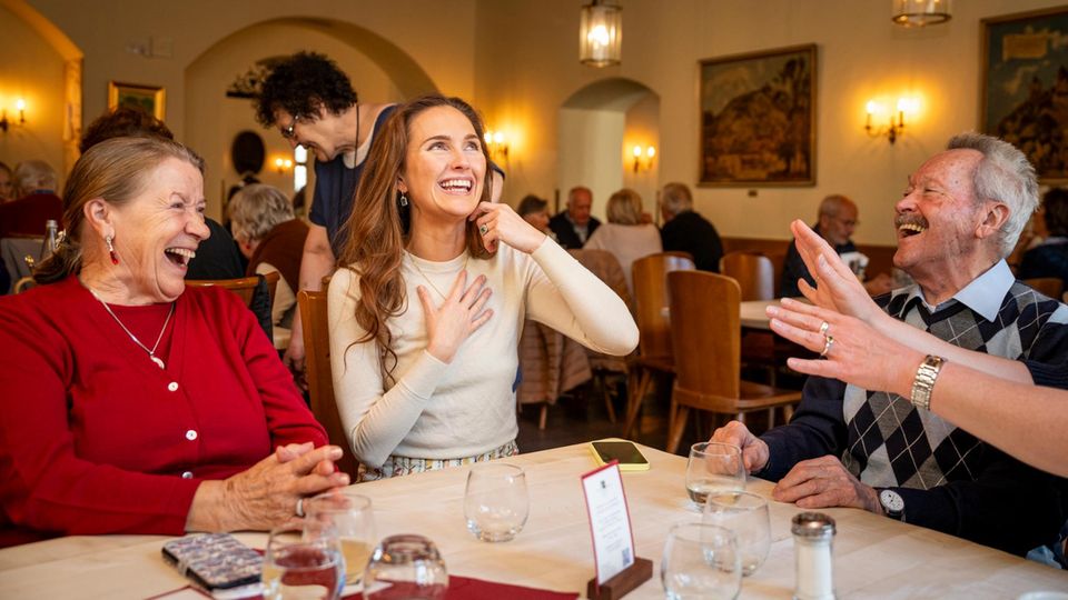 Gemeinsam an einem Tisch – gemeinsam essen, gemeinsam lachen: Prinzessin Sophie lud Lichtblick-Senioren zum Mittagessen in die Pfälzer Weinstuben ein.