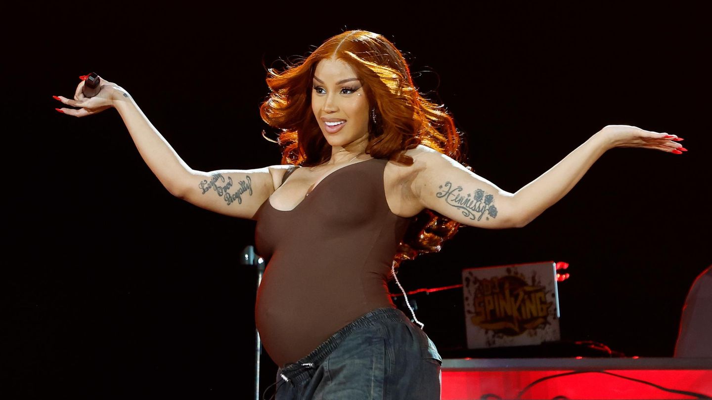 Nach-Geburt-ihres-vierten-Kindes-Cardi-B-l-sst-aus-ihrer-Nabelschnur-ein-Schmuckst-ck-anfertigen