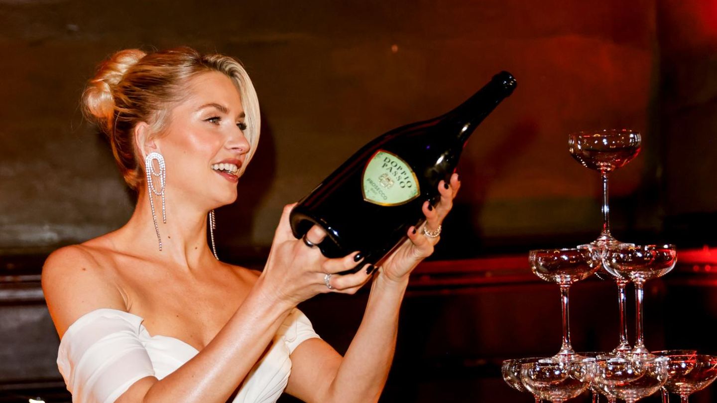 Red-Carpet-Style-2025-Sehen-Sie-welche-Promis-mit-Lena-Gercke-die-Korken-knallen-lassen