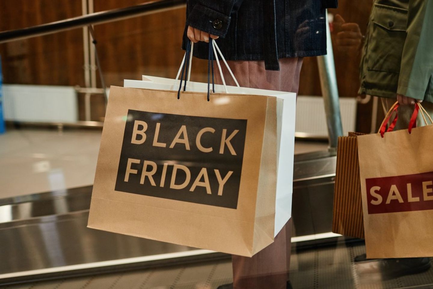 Viele nutzen den Black Friday, um möglichst günstig Weihnachtsgeschenke zu kaufen.