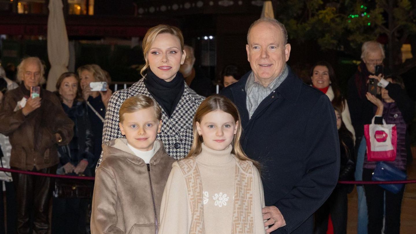 modische-minis-in-jeans-l-uten-sie-eine-neue-zeit-ein-auf-luxus-wird-aber-nicht-verzichtet