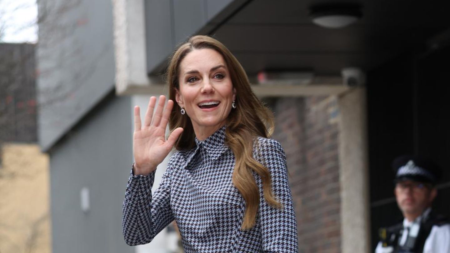 high-heels-sneaker-co-doch-die-style-kombination-dazu-wirft-fragen-auf