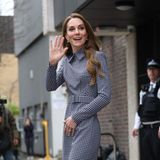 Beim Besuch einer Kinder- und Jugendpsychiatrie-Organisation in London erschient Catherine, Princess of Wales, in einem edlen, grauen Midikleid aus Wolle von Emilia Wickstead und setzt damit auf einen alten Klassiker. Unten herum sieht das anders aus. Anstelle von farblich passenden Stiefeln oder obligatorischen Wildlederpumps entscheidet sich Kate für graue Heels in Krokodilleder-Optik. Die hat man seit drei Jahren nicht mehr an ihr gesehen! Doch der Stilbruch zum Hahnentrittmuster des Kleides kommt nicht bei allen gut an. Das Muster der Hugo-Boss-Treter scheint sich tatsächlich etwas mit dem von Kleid zu beißen und lässt den Look eher unstimmig wirken.