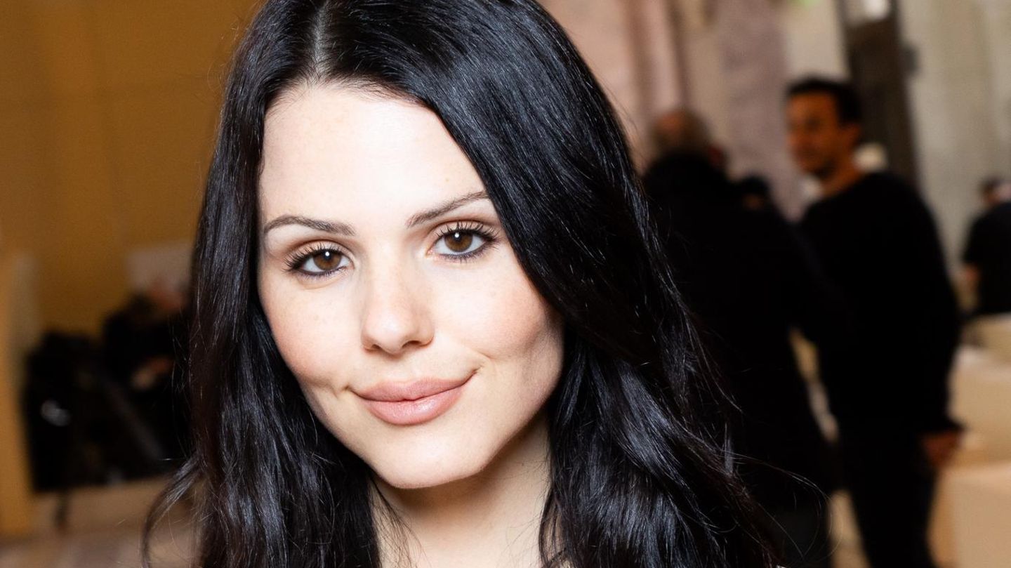 ruby-o-fee-ruby-o-fee-posiert-f-r-magazin-fast-komplett-nackt