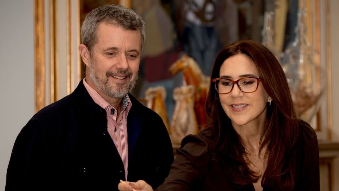 K-nig-Frederik-K-nigin-Mary-K-nigin-Mary-z-ndet-die-erste-Kerze-an