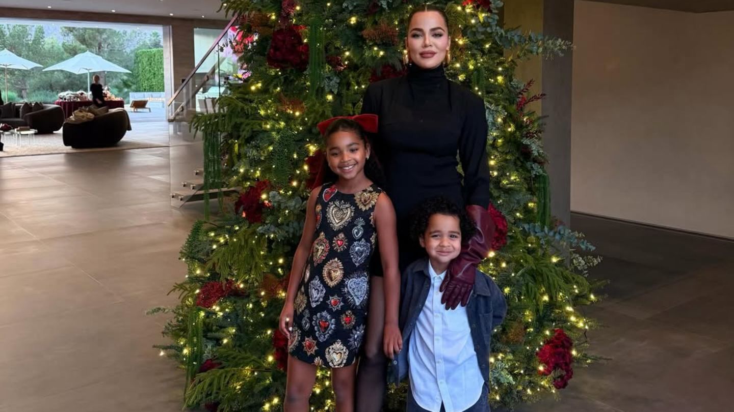 Weihnachten-2025-Khloe-Kardashian-und-Co-l-uten-die-Weihnachtszeit-ein