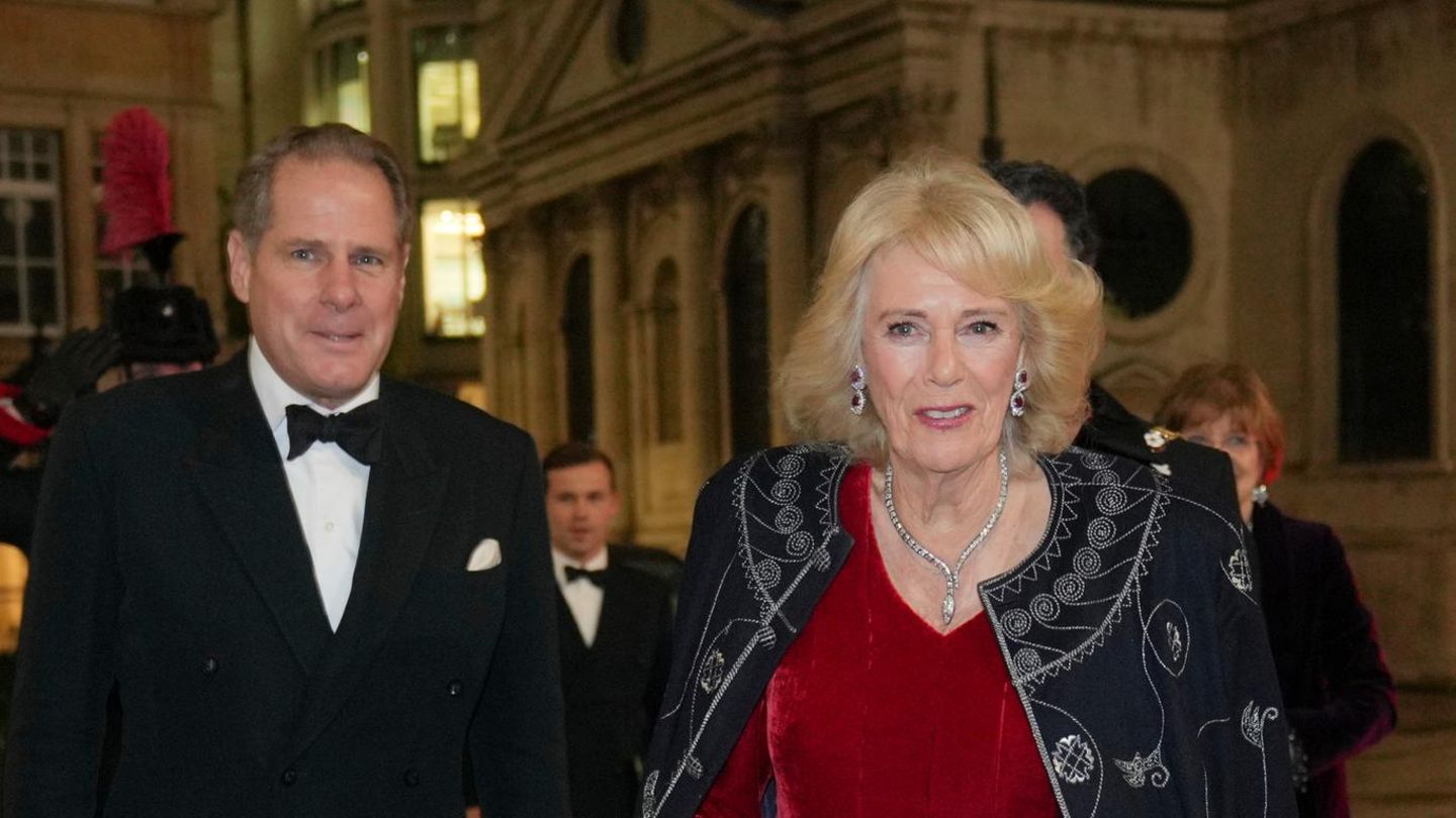 Royale-Fashion-Looks-Im-traditionellen-Hochzeitsgewand-ihres-Ehemannes-wird-sie-zum-Star