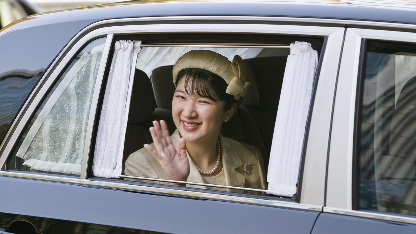 Japan-Sie-zeigt-sich-allein-zu-den-Geburtstagsfeierlichkeiten-ihres-Onkels