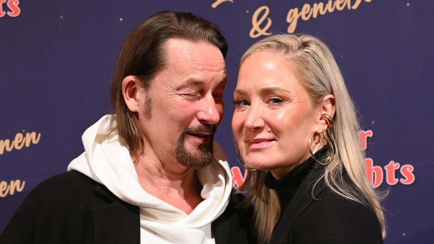 Janine-Kunze-und-Dirk-Budach-Auch-nach-20-Jahren-turteln-sie-sich-stylisch-und-verliebt-ber-den-Red-Carpet