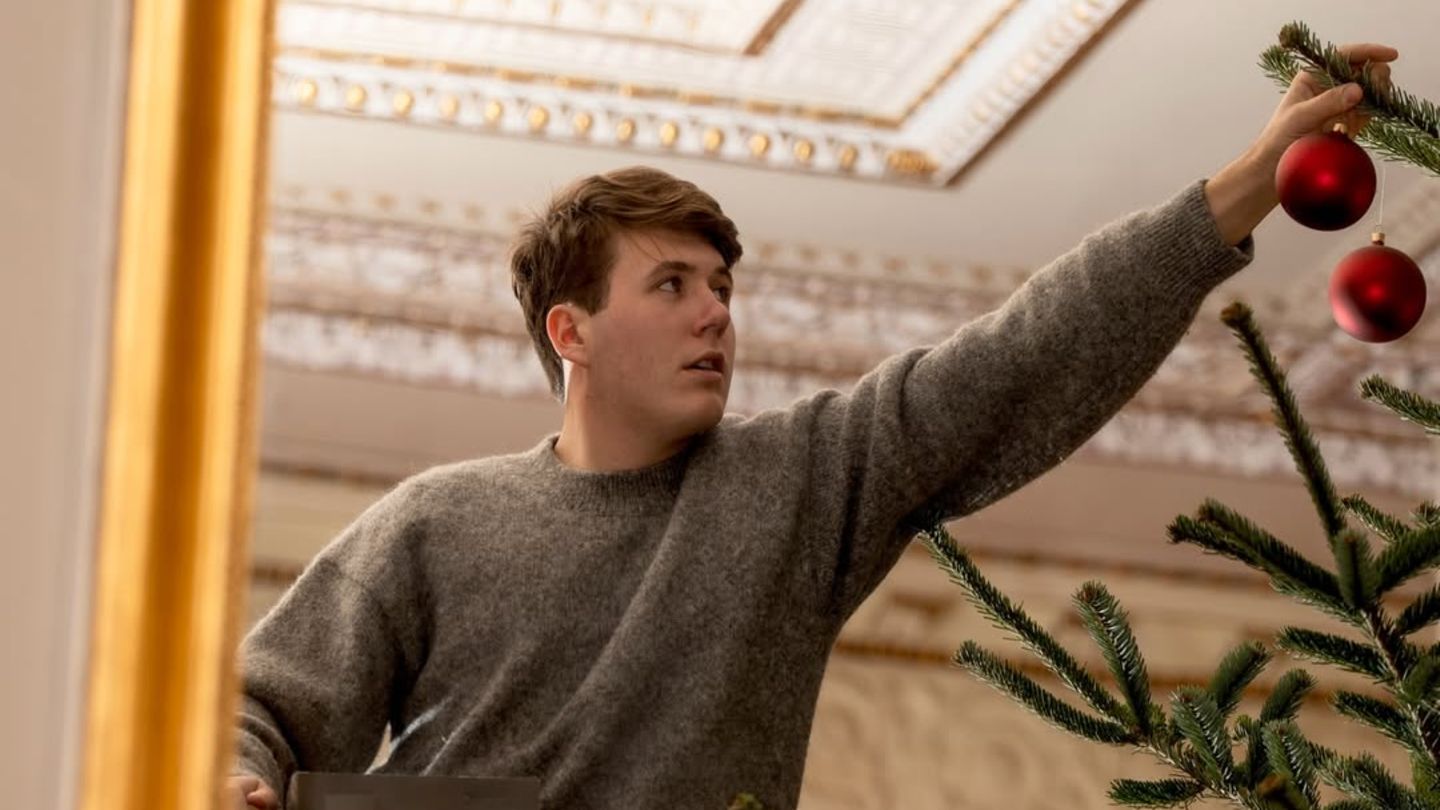 K-nig-Frederik-K-nigin-Mary-Die-d-nische-K-nigsfamilie-schm-ckt-gemeinsam-den-Baum