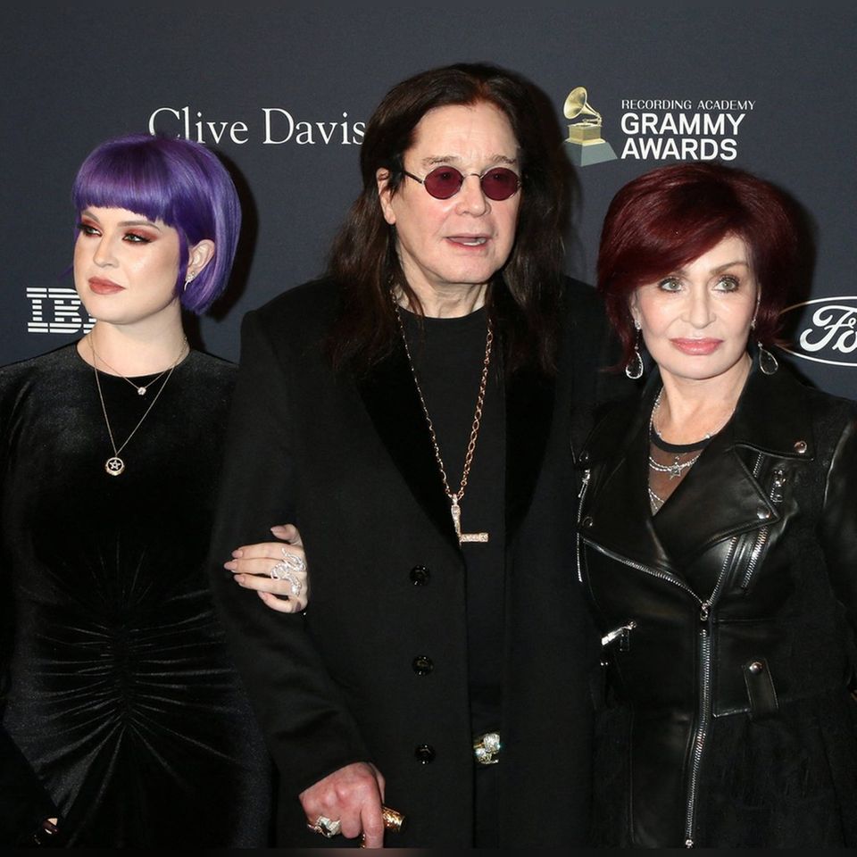 Ozzy Osbourne mit seiner Tochter Kelly und Ehefrau Sharon im Jahr 2020.