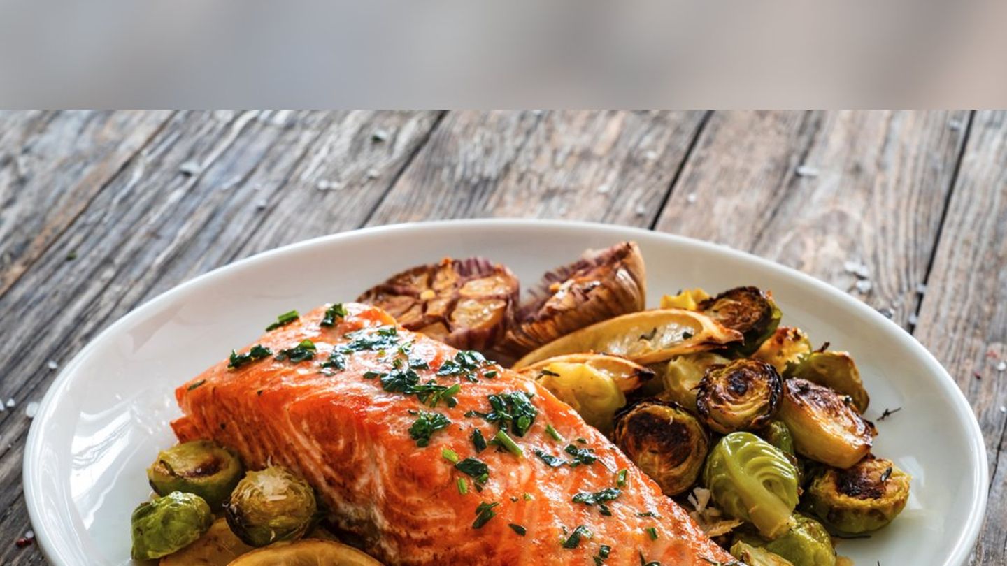 Leichter-Genuss-Knuspriger-Rosenkohl-trifft-saftigen-Lachs