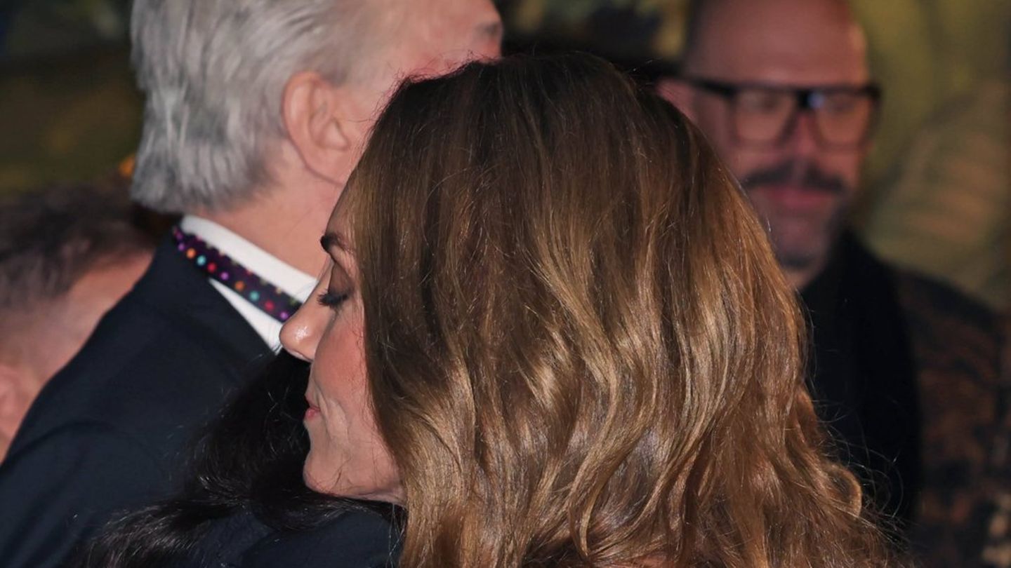 Jessie-J-und-Prinzessin-Kate-Umarmung-von-Mutter-zu-Mutter-