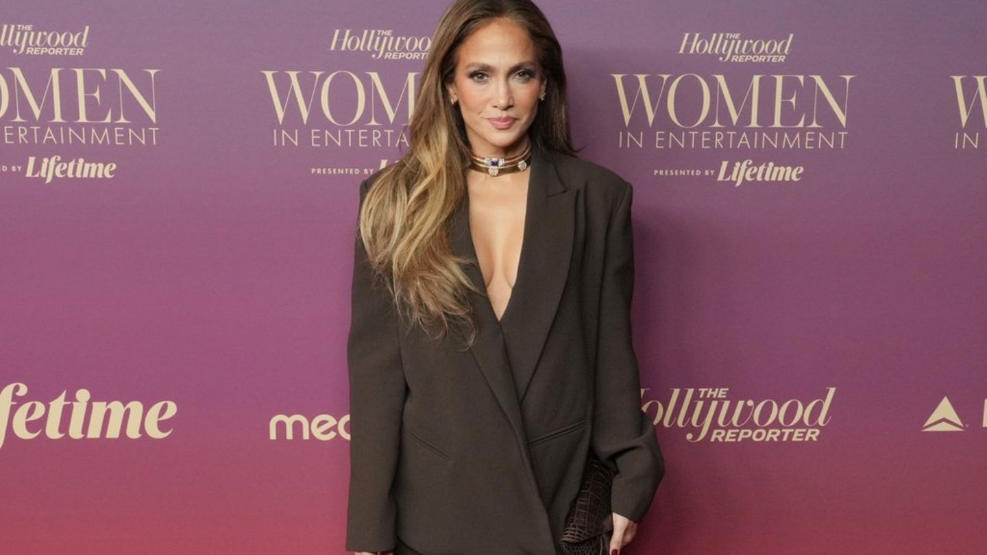 Jennifer-Lopez-Blazer-Look-mit-Wow-Effekt