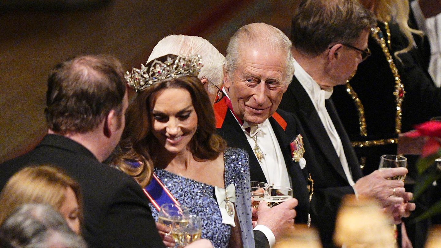 Catherine-Princess-of-Wales-Catherine-Princess-of-Wales-hat-mit-ihrem-Diadem-zu-k-mpfen