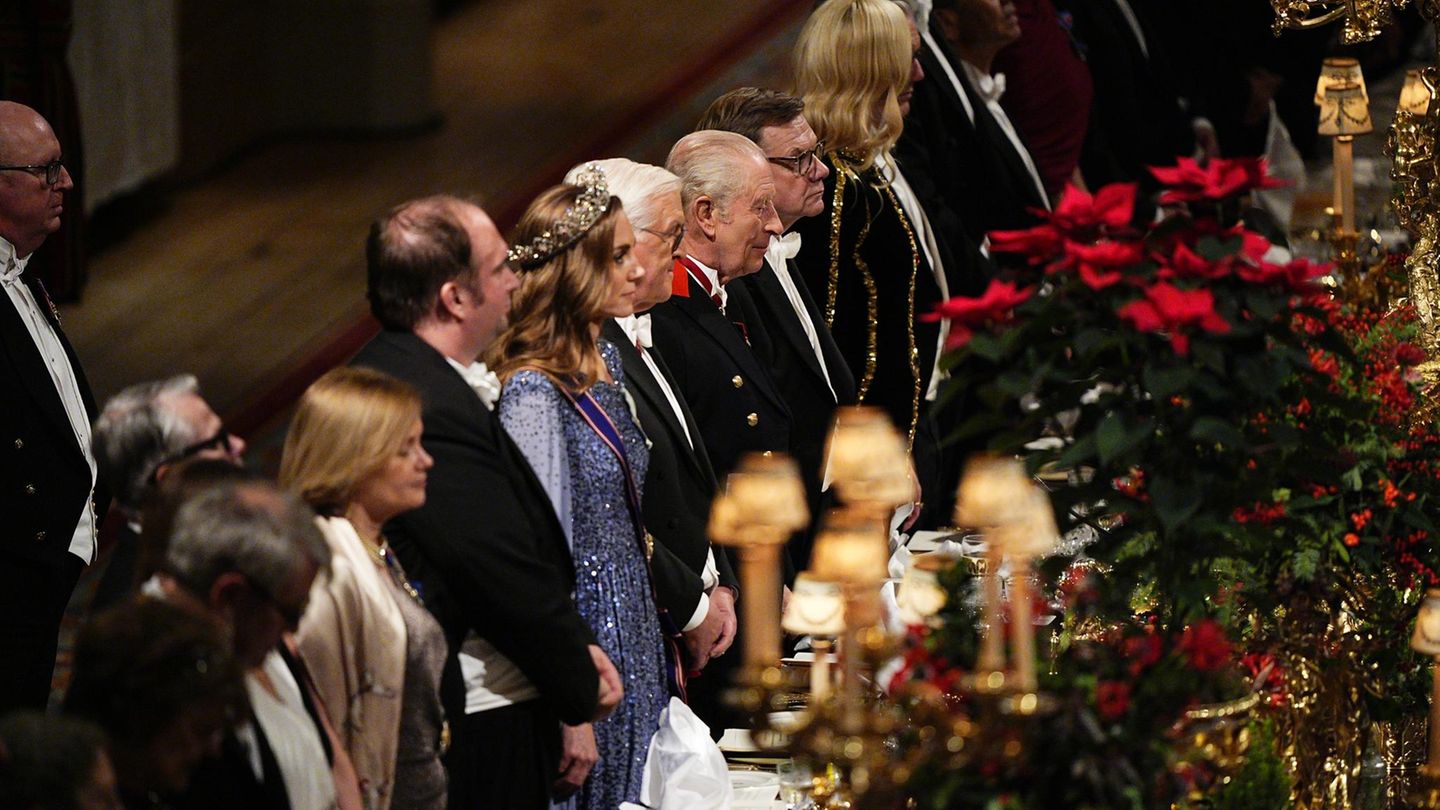 K-nig-Charles-Eine-Person-war-w-hrend-des-Banketts-auf-Unterst-tzung-angewiesen