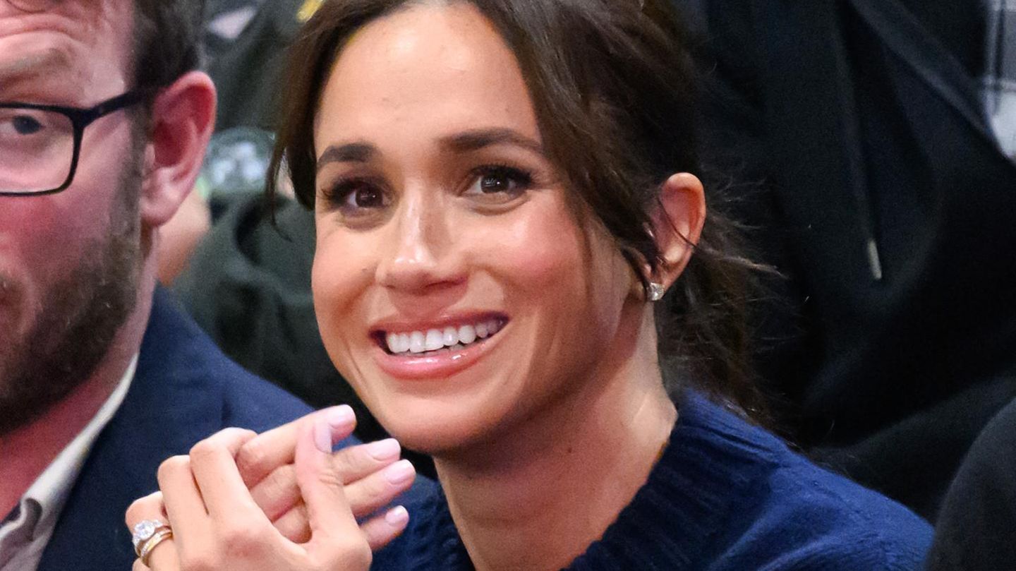 Die-Geschichte-hinter-dem-Kult-Ob-Covershooting-oder-Kochshow-Dieses-Schmuckst-ck-zieht-sie-niemals-aus