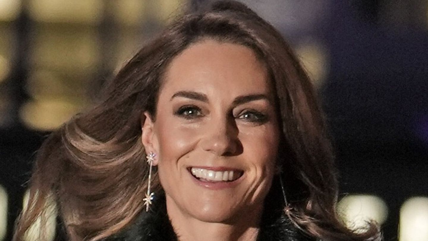 -Together-At-Christmas-Die-strahlende-Kate-begr-t-1-600-G-ste