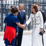 Obwohl Kate und Meghan in vielen Dingen nicht gleicher Meinung sind, sind sie sich bei Schuhen umso mehr einig. Auch Kate hat die Aquazzura-Pumps schon einmal getragen, wie hier bei der Wiedereröffnung der National Portrait Gallery. 