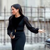 ... um Meghans Lieblingsschuhe, den Aquazzura Bow Tie Heels handelt. Diese hat sie zum Beispiel wie hier bei der Eröffnung von "Oceania" zu einem schwarzen Kleid und Clutch getragen. Die Luxusschuhe mit elegantem Schleifen-Detail an der Ferse kommen am besten zur Geltung, wenn das restliche Outfit schlicht gehalten ist. 