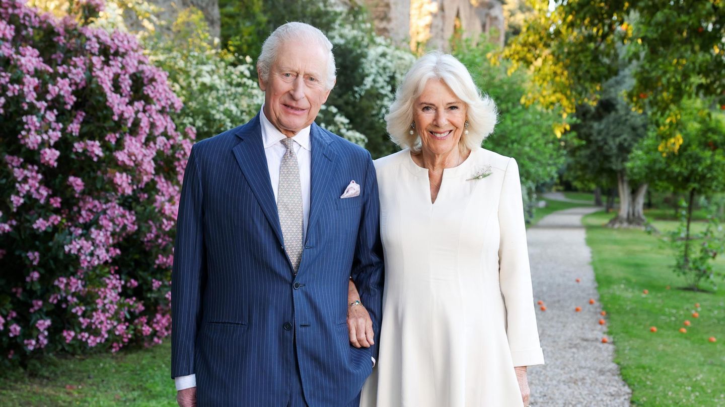 K-nig-Charles-K-nigin-Camilla-Charles-und-Camilla-w-hlen-emotionales-Foto-f-r-Weihnachtsgru-