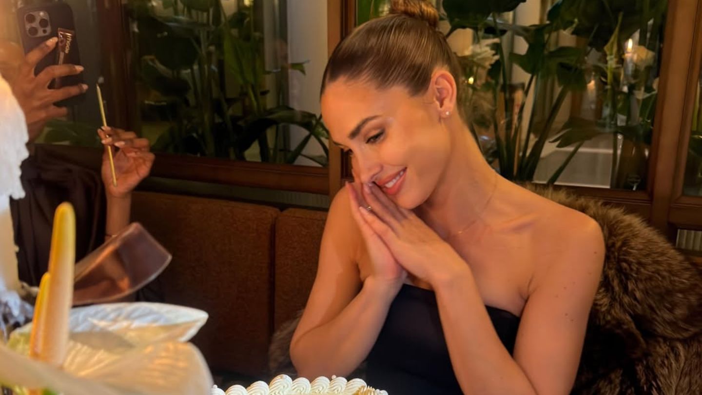 Stars-mit-Torte-Ihre-Geburtstagstorte-ist-eine-Herzensangelegenheit