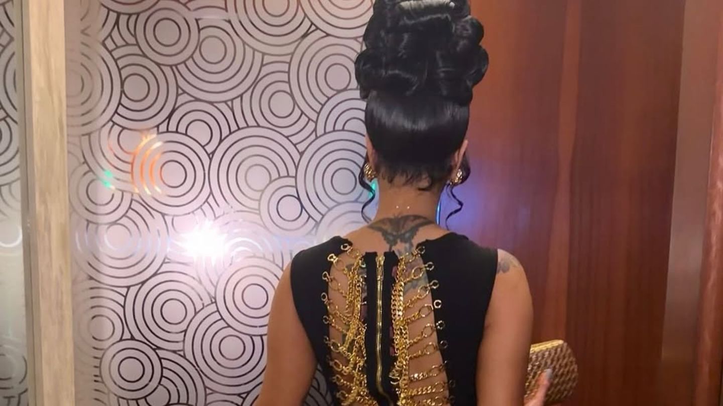 Nackt-Kleider-Welcher-Promi-l-sst-seinen-Fans-hier-wenig-Raum-f-r-Fantasie-