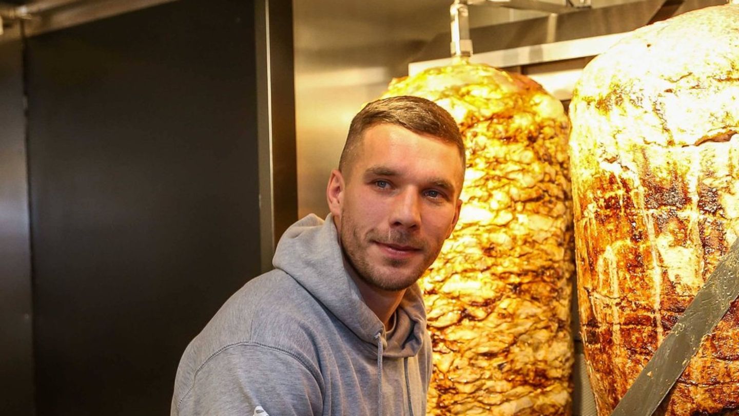 Lukas-Podolski-Das-treibt-der-Fu-baller-neben-dem-Platz