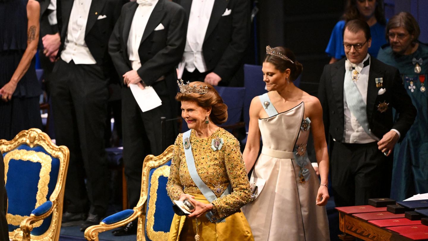 Schwedische-K-nigsfamilie-Prinzessin-Victoria-zieht-beim-Nobelpreis-alle-Blicke-auf-sich