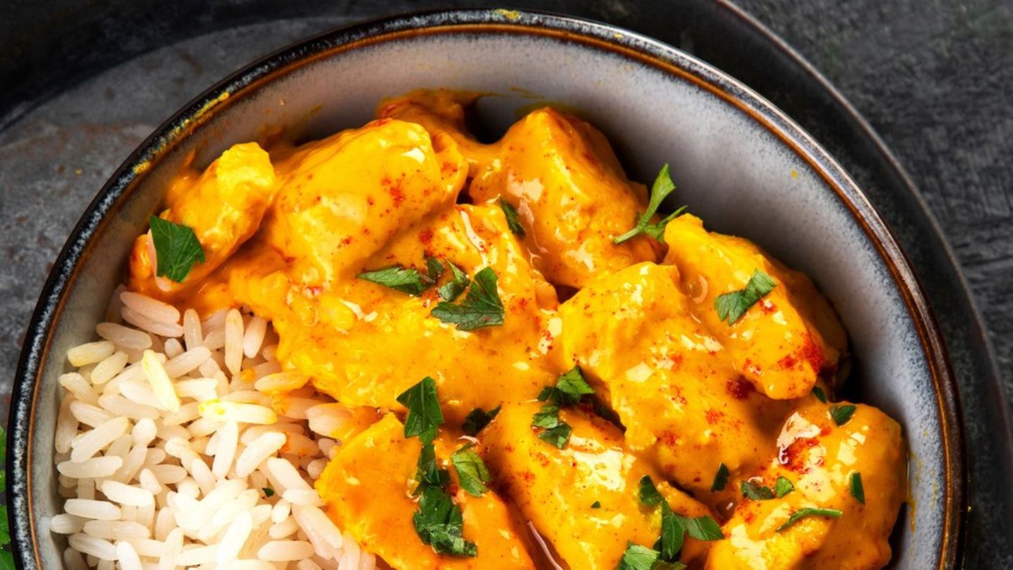 Indischer-Klassiker-Butter-Chicken-mit-Basmatireis