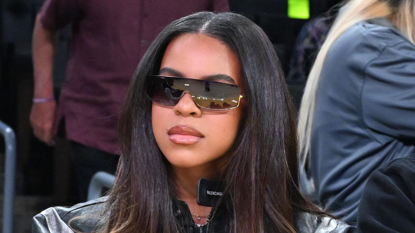 style-am-spielfeldrand-blue-ivy-carter-k-nnte-als-double-ihrer-mama-durchgehen