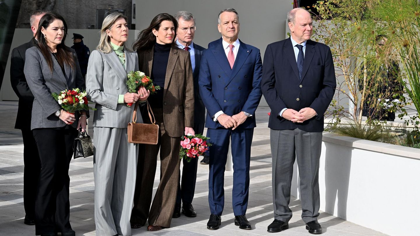 modische-monegassin-zwei-royals-eine-gedanke-so-geschickt-harmoniert-ihr-look-mit-dem-ihrer-tochter