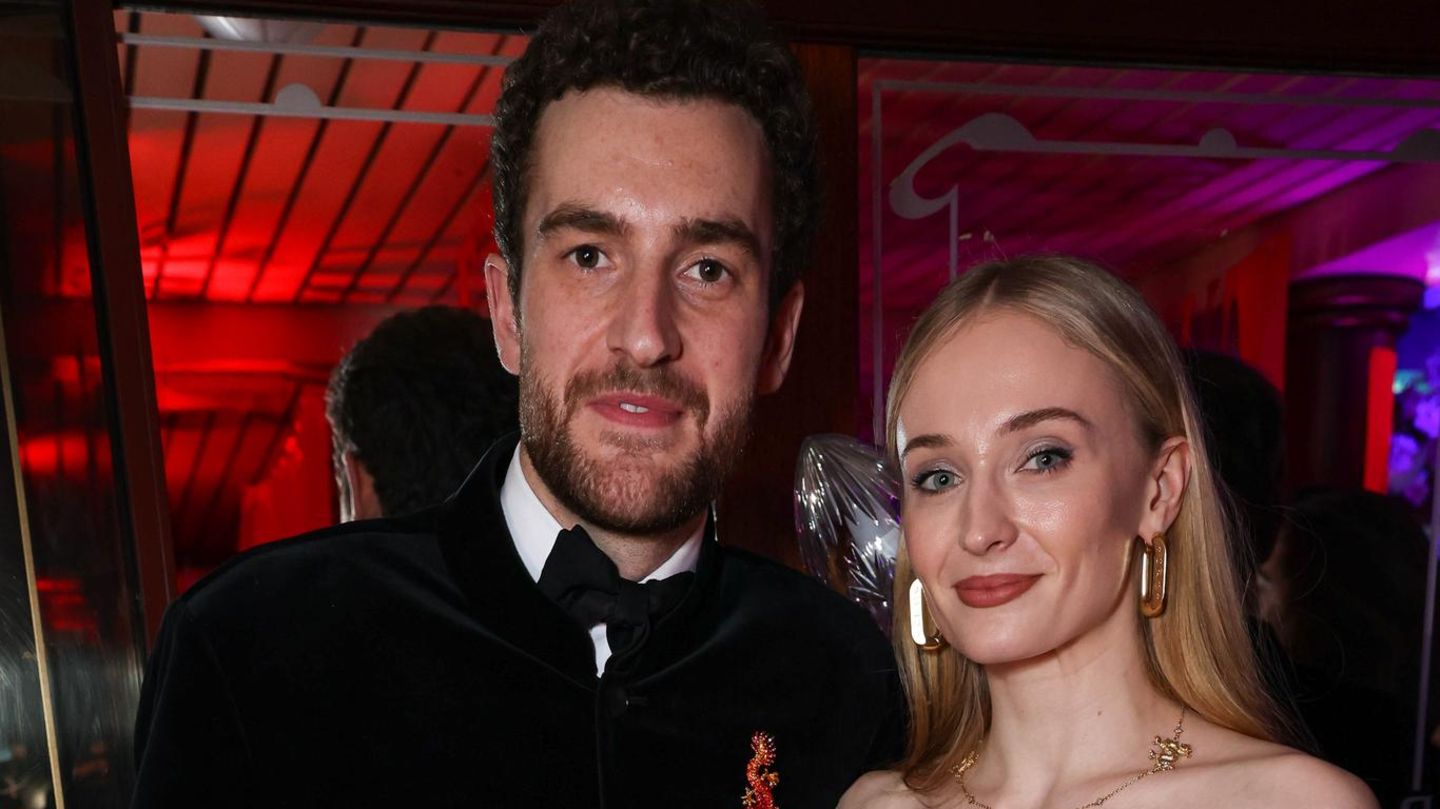 Neues-Traumpaar-Ex-von-Sophie-Turner-knutscht-Brooklyn-Beckhams-fr-here-Flamme