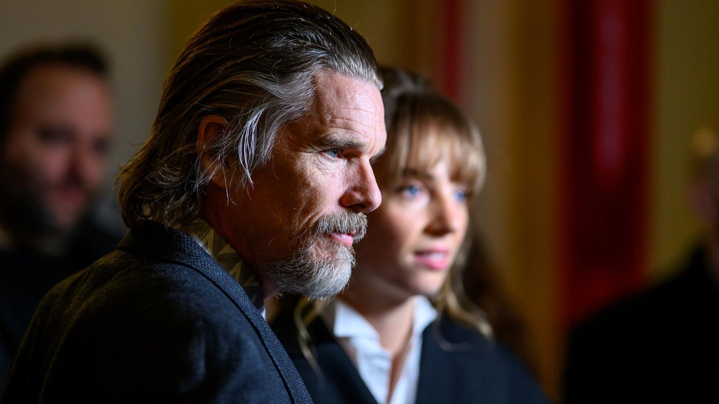 Ethan-Hawke-Er-bereut-schwierige-Kindheit-seiner-Tochter-Maya-Hawke