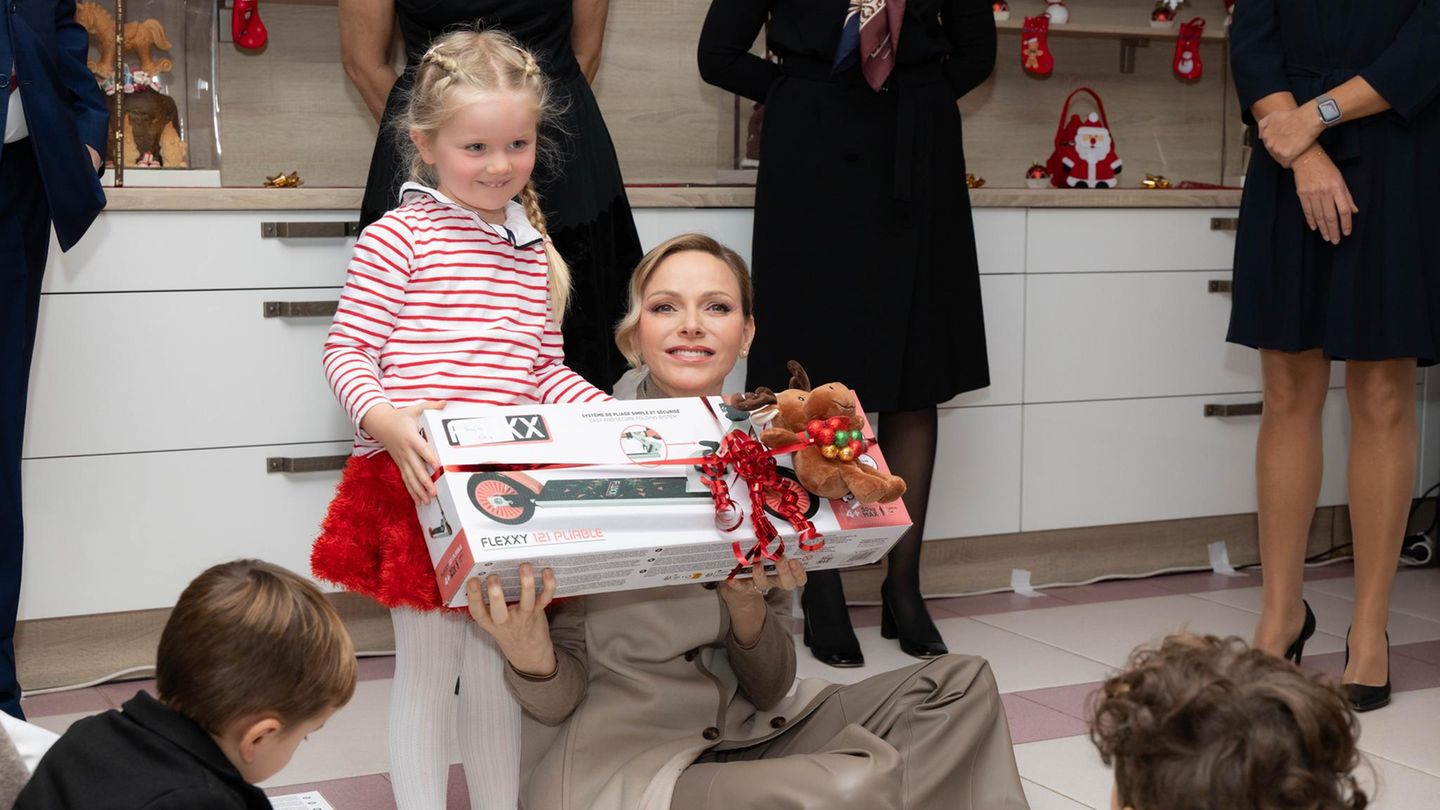 F-rst-Albert-F-rstin-Charl-ne-Als-Weihnachtsfee-erobert-sie-die-Herzen-der-Kinder