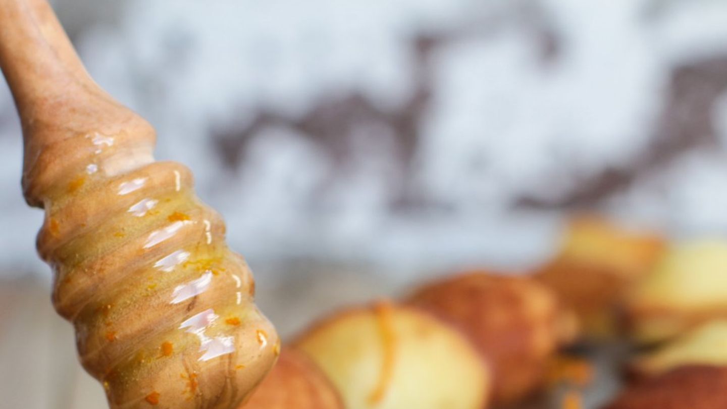 Franz-sisch-backen-Madeleines-mit-Orangenabrieb-und-Honig