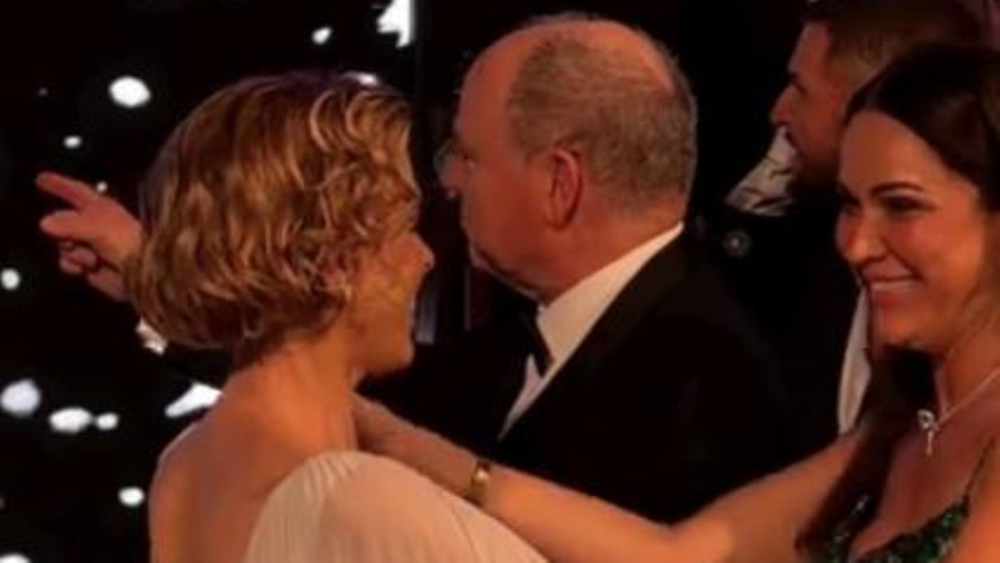 F-rstin-Charl-ne-Deutsche-Prominente-filmt-Charl-nes-innigen-Moment-bei-Weihnachtsball