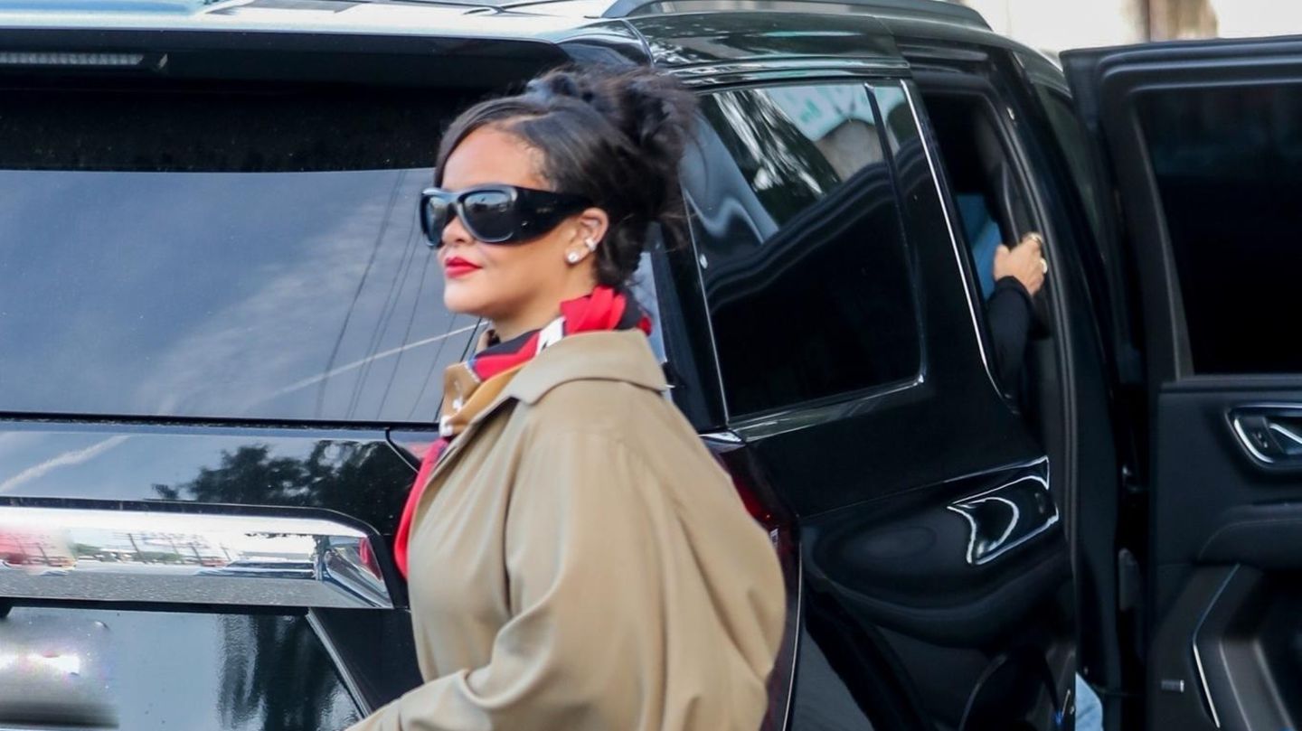 Fashion-Looks-Auf-dem-Weg-zum-Meeting-zeigt-Rihanna-wie-man-Business-auf-die-Beine-stellt