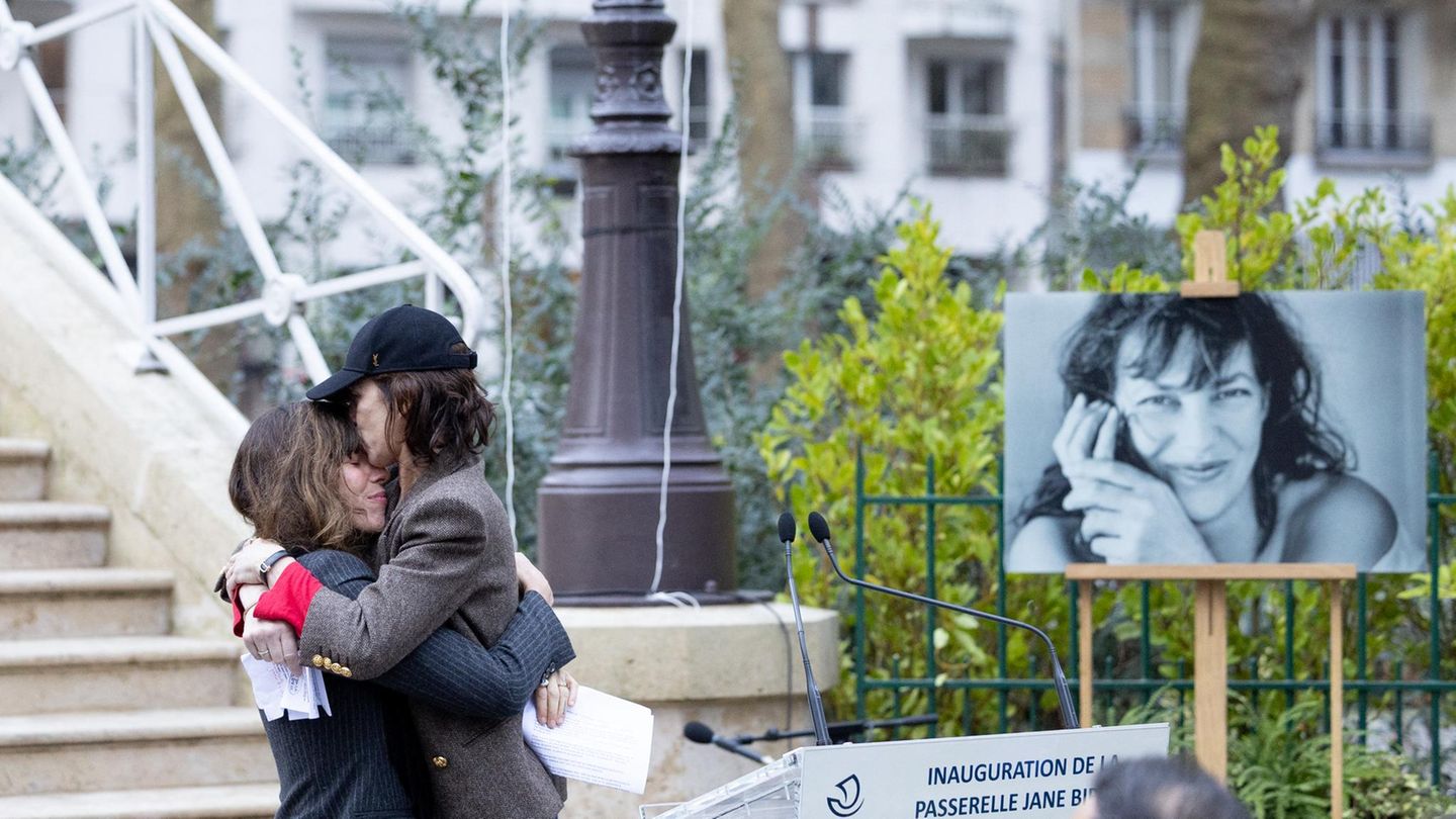 Jane-Birkin-T-chter-von-Jane-Birkin-ehren-ihre-verstorbene-Mutter-in-Paris