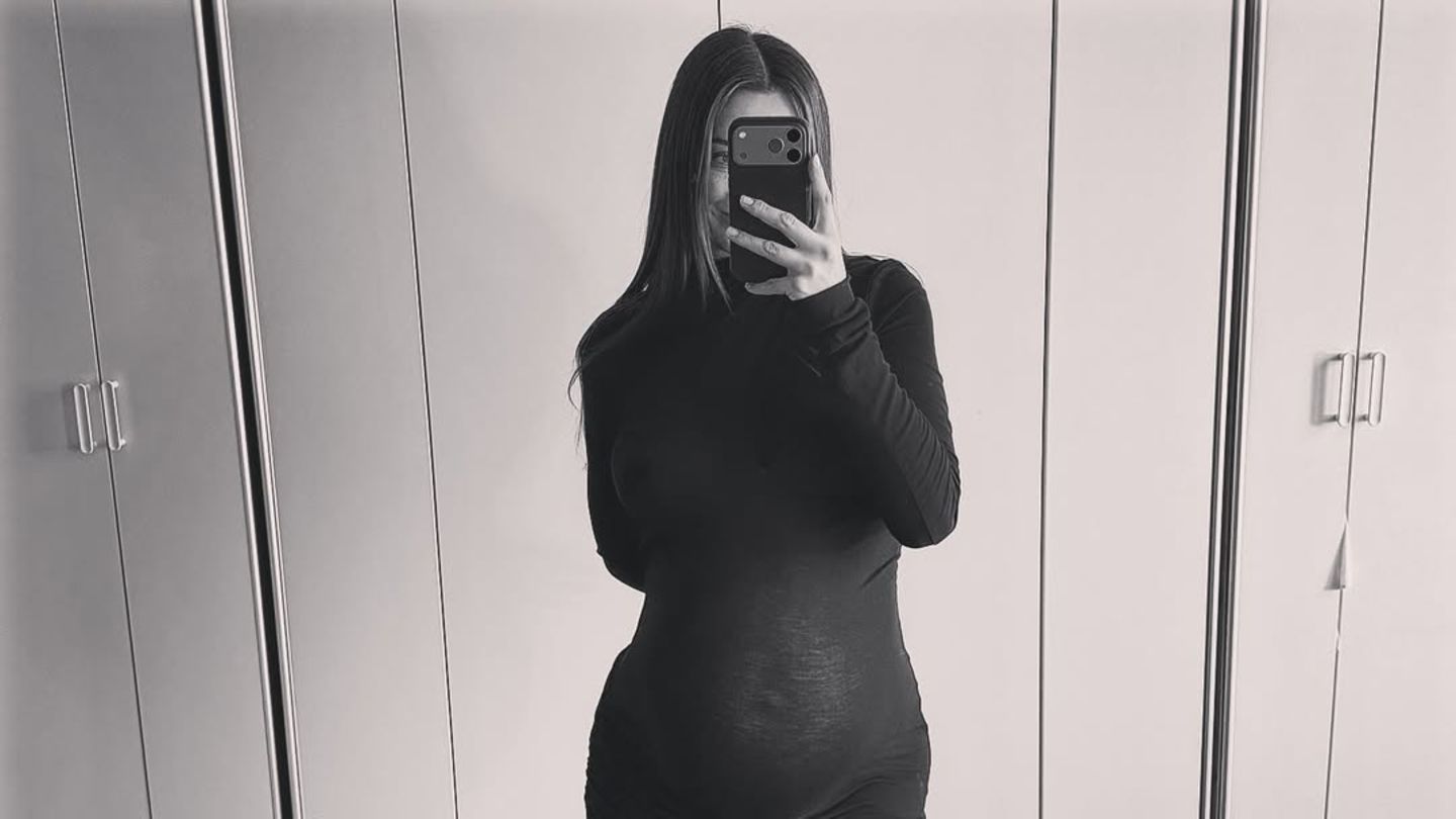 Sch-n-schwanger-Im-transparenten-Kleid-fiebert-diese-Influencerin-der-Geburt-entgegen