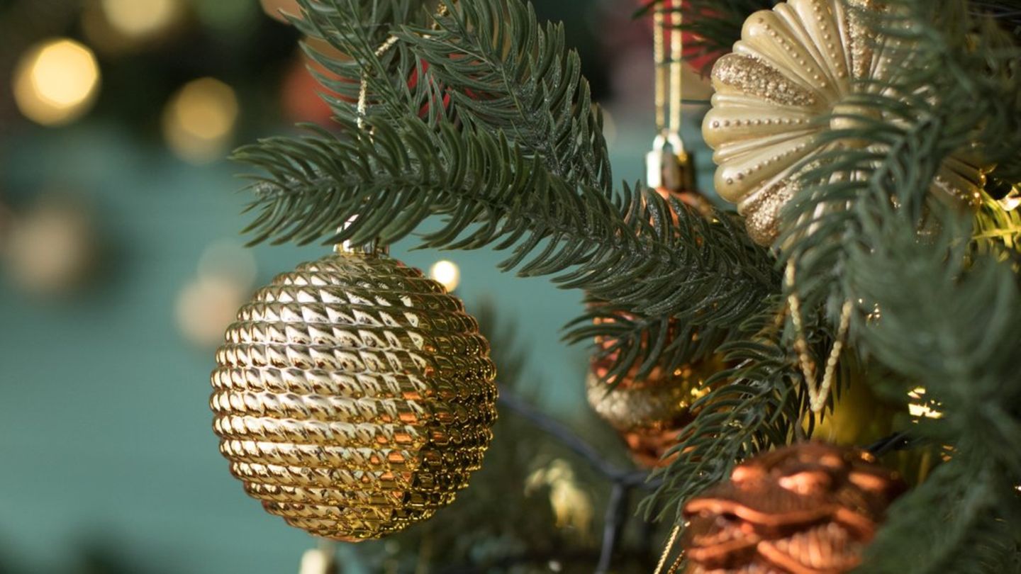 Weihnachtsbaum-schm-cken-Diese-Farben-trenden-2025