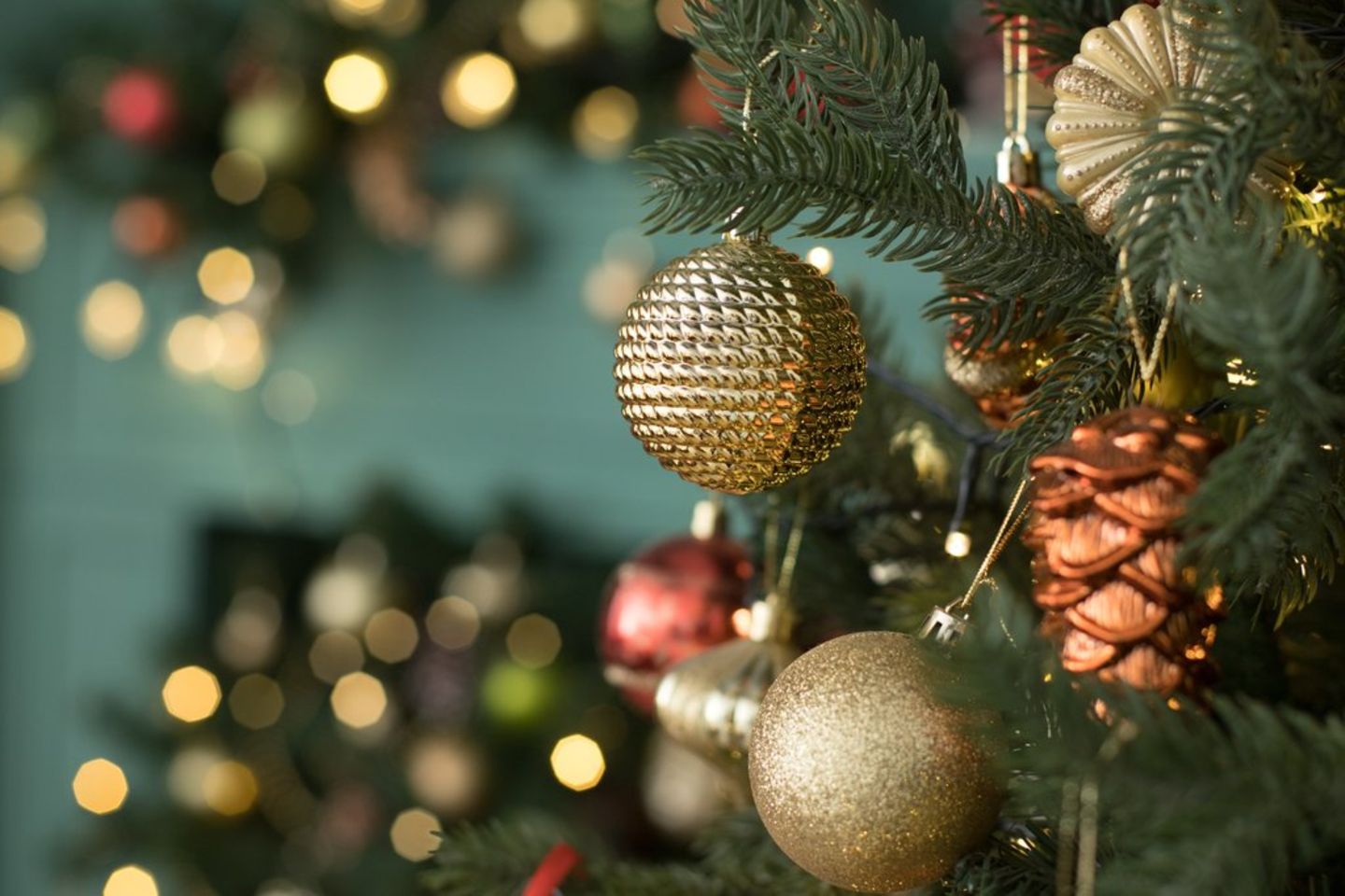Weihnachtsbaum schmücken: Diese Farben trenden 2025