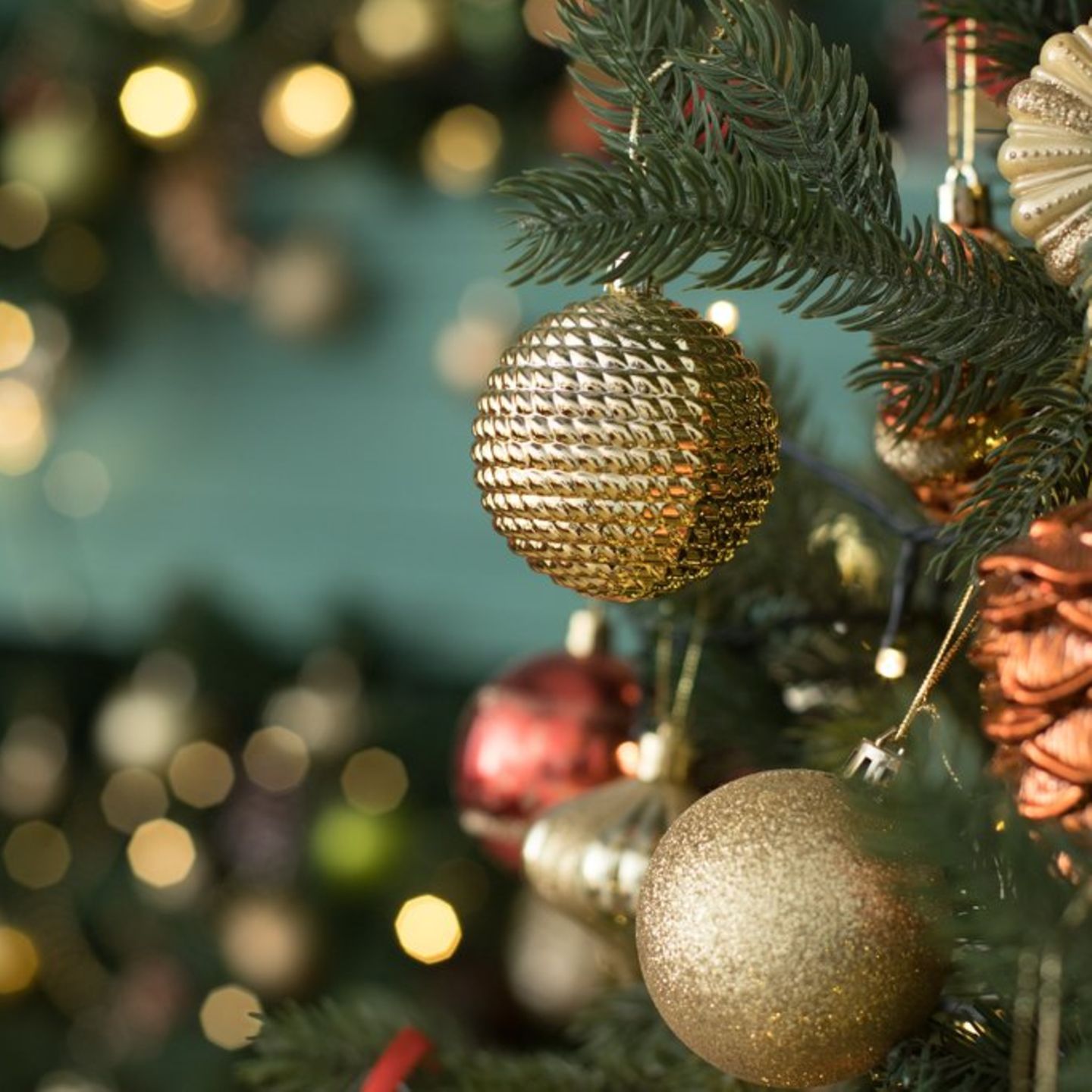 Weihnachtsbaum schmücken: Diese Farben trenden 2025