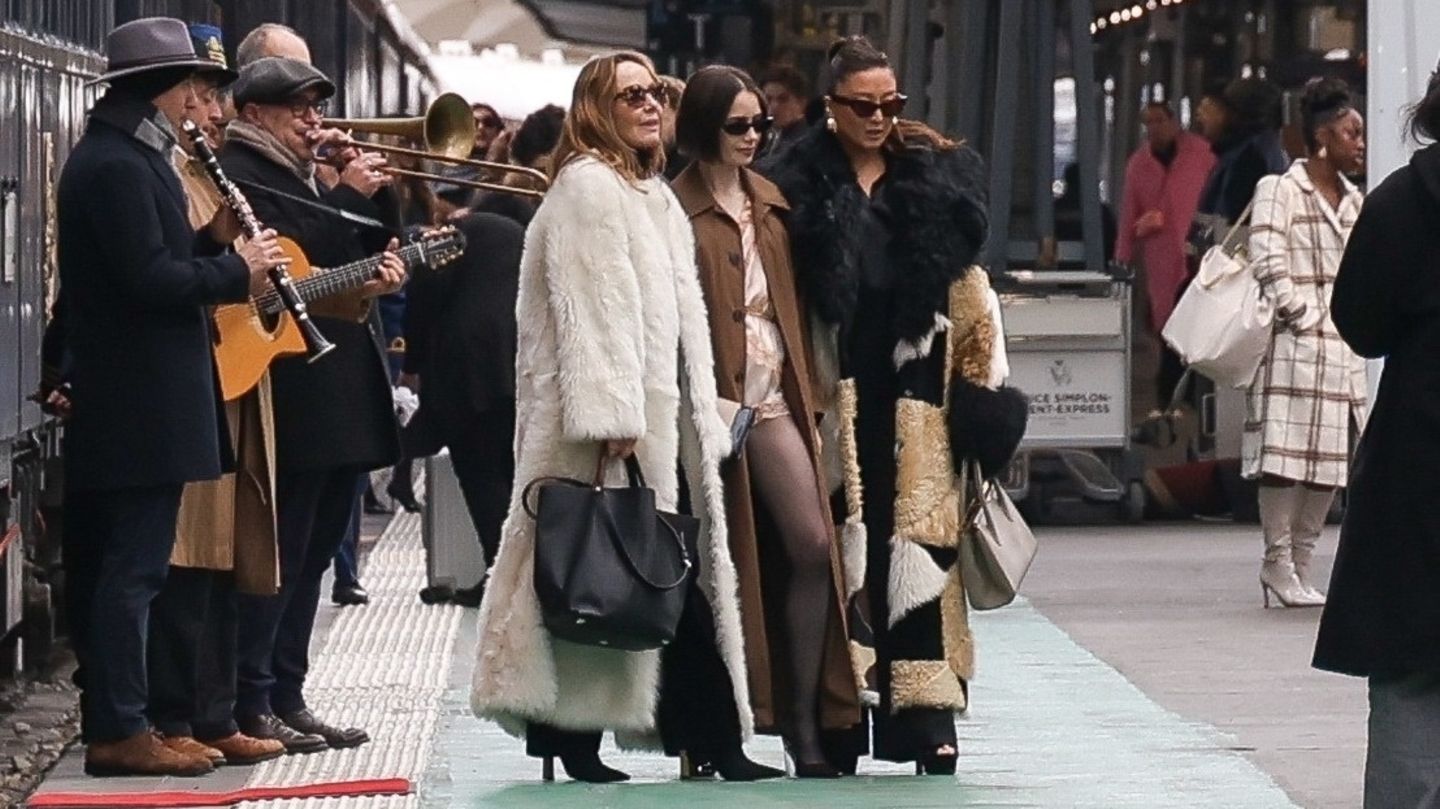 Fashion-Looks-Sie-begeistert-nicht-nur-auf-dem-Bildschirm-mit-ihren-extravaganten-Looks