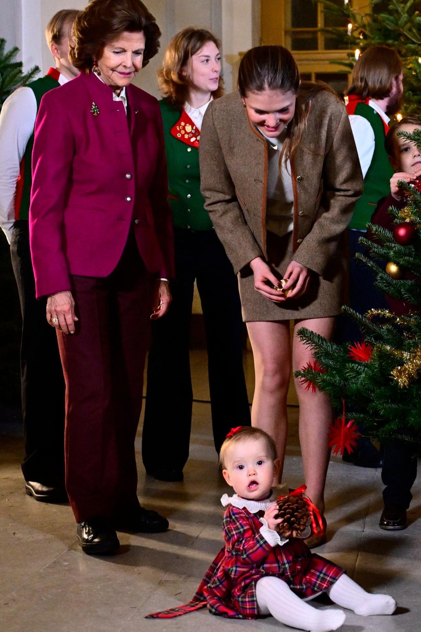Silvia Ines Königin Silvia: Wilder Weihnachtszauber mit all ihren Enkelkindern ...