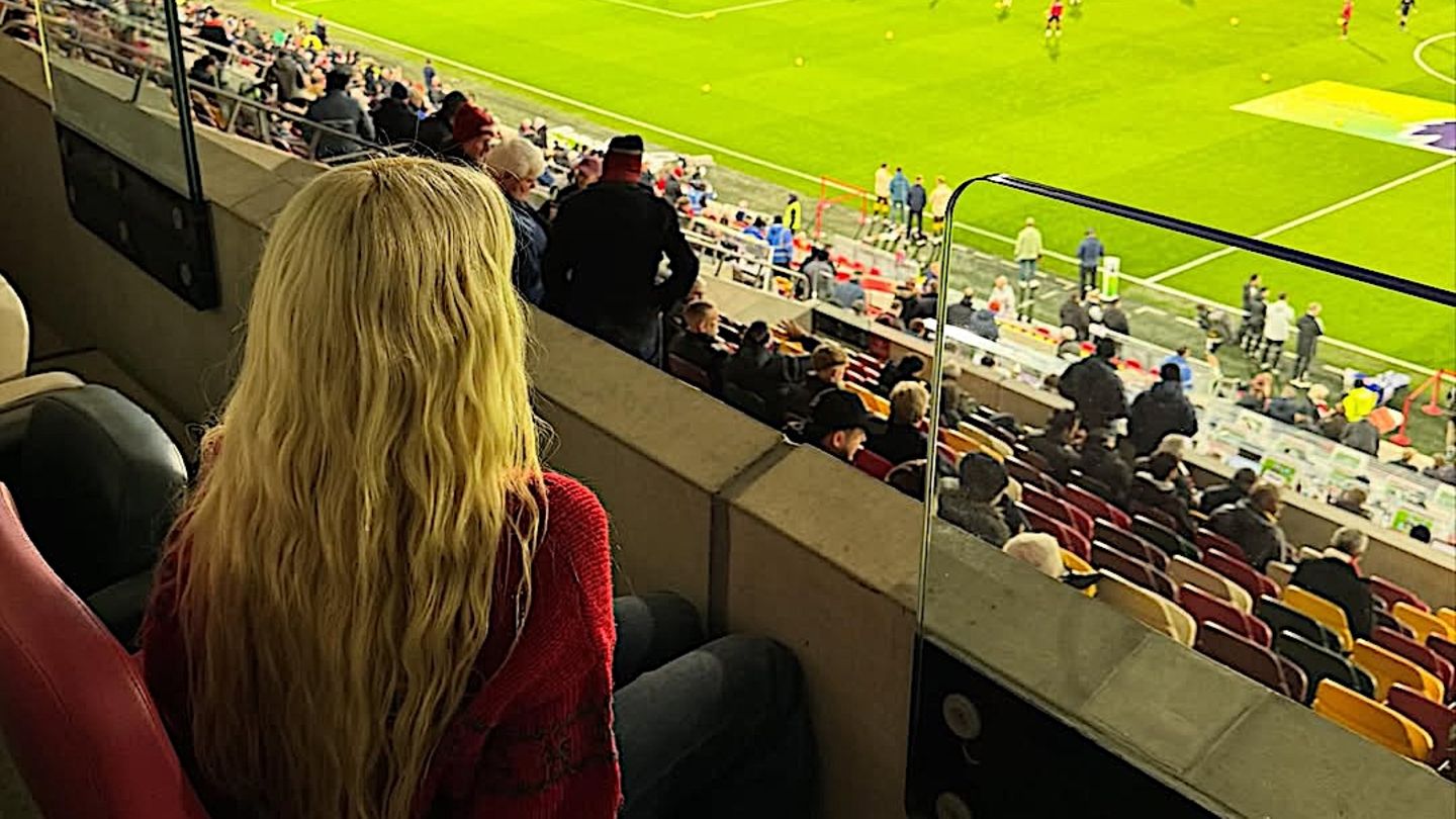 Style-am-Spielfeldrand-Welches-Supermodel-verbreitet-im-Stadion-vorweihnachtliche-Stimmung-