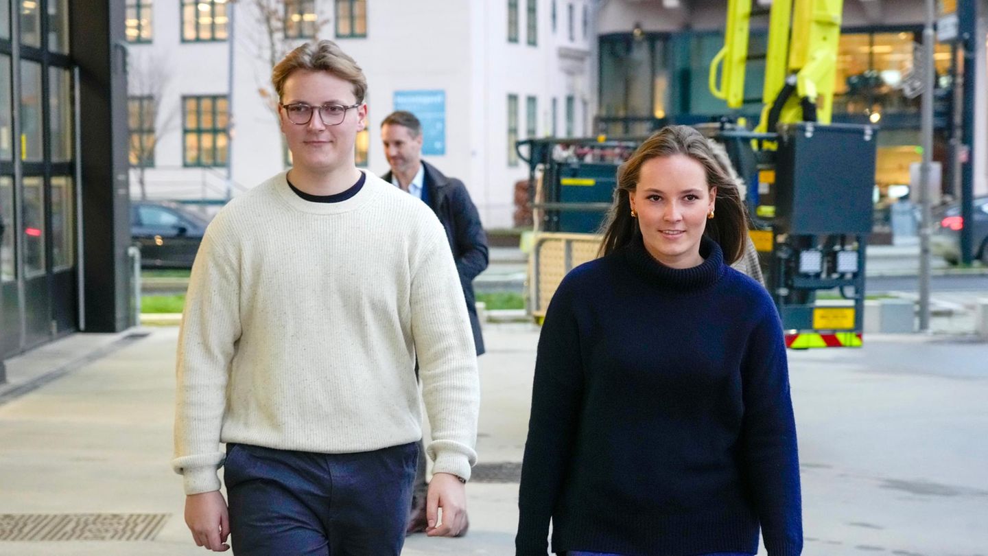 Prinz-Haakon-Prinzessin-Mette-Marit-Geballte-Geschwister-Power-in-Oslo-mit-ernstem-Hintergrund