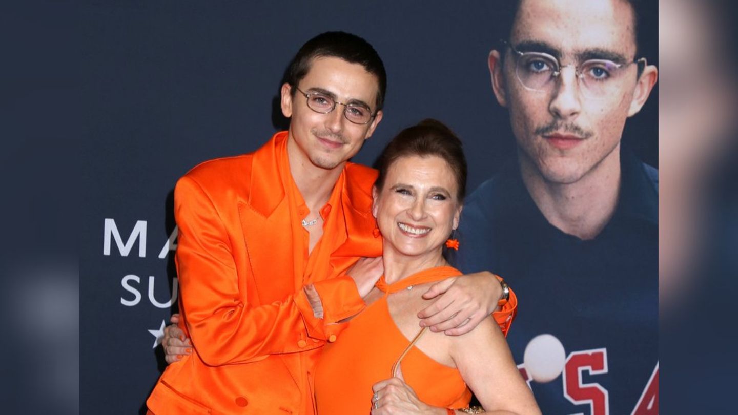 Timoth-e-Chalamet-Schriller-Partnerlook-mit-seiner-Mama