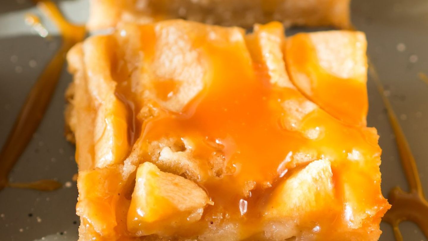 Kleiner-Festtagsgenuss-Apfel-Blondies-mit-Karamell-Topping